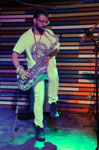 aaron playing sax lifting leg to bend the pitch